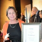 מרב מנדלבאום מקבל את התעודה