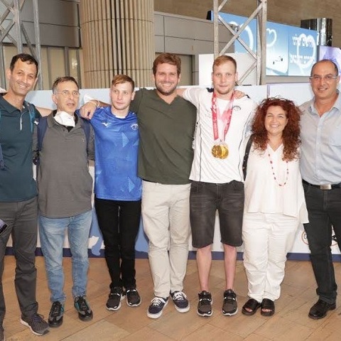 צוות ביה”ח רעות בשדה התעופה בן גוריון עם המדליסטים הפראלימפיים לאחר חזרת נבחרת השחייה הפראלימפית לישראל
