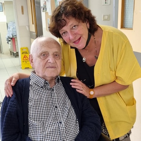 המטופל אברהם לבוביץ, ניצול שואה בן 93, במחלקת השיקום הגריאטרי בביה"ח רעות ת"א עם המתנדבת הגרמנייה, רנטה שטייר-אקרמן