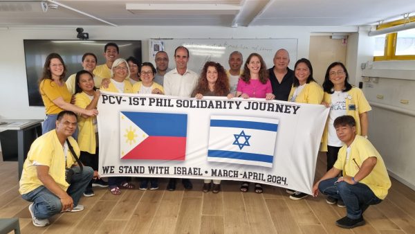 שגריר ישראל בפיליפינים בביקור ברעות תל אביב עם מתנדבים מהפיליפינים ומנהלת בית החולים