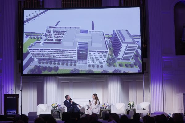 עידו שריר מתראיין, ברקע הדמיה של הקמפוס החדש של בית חולים רעות