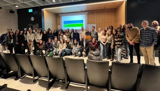 תמונה קבוצתית של הסטודנטים להנדסה באוניברסיטת ת"א והצוות של ביה"ח רעות באירוע הצגת הפרויקטים