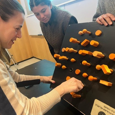 לוח הפעלה מגנטי